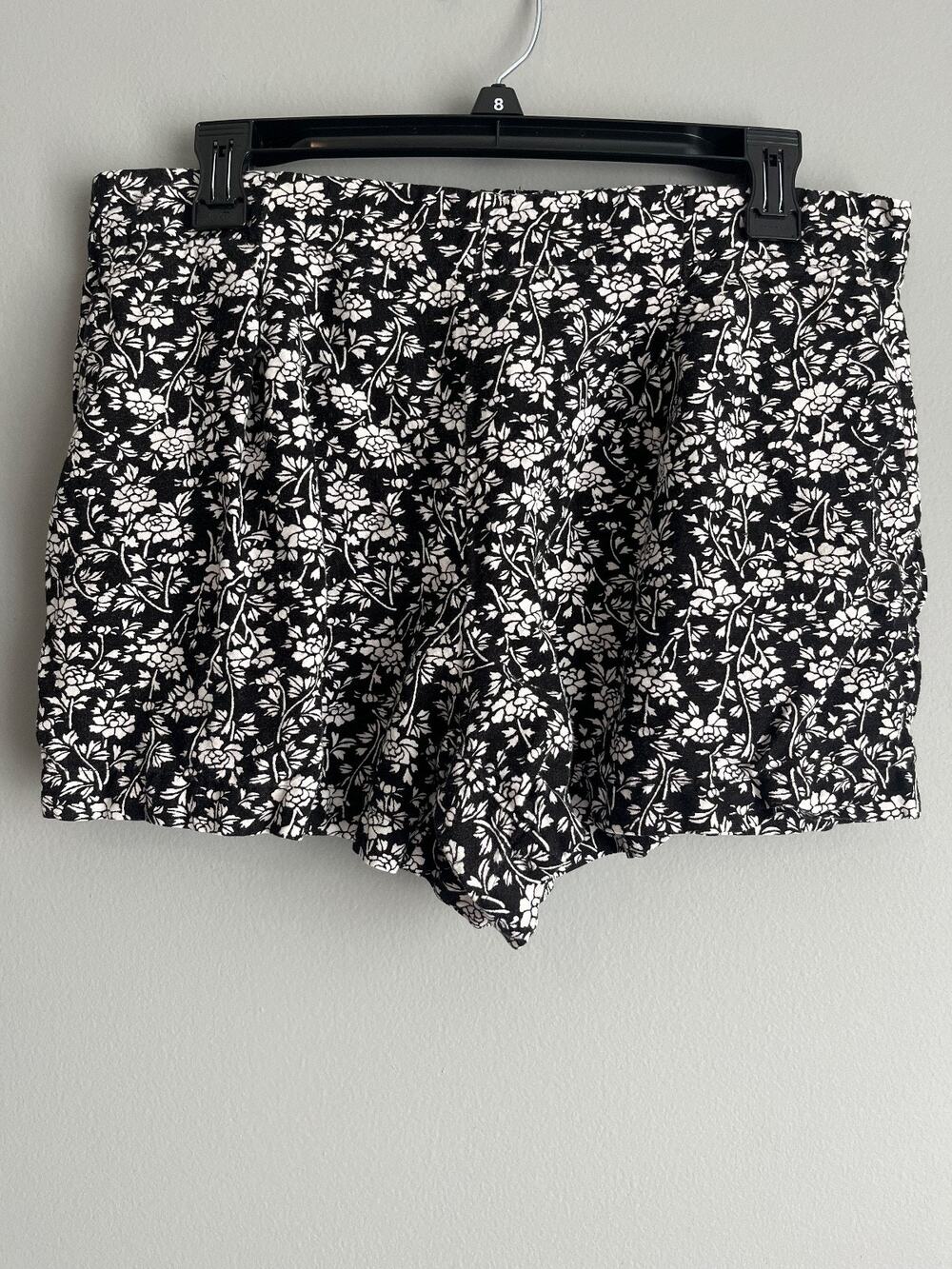 LOFT Women's M Black White Floral Print Linen Blend Shorts Elastic Waist Cottage